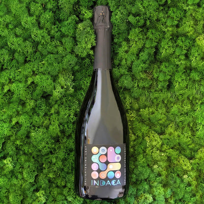 Indaca, vino spumante alla canapa